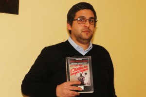 Valerio Zinetti con una copia del suo libro su Ezio Maria Gray