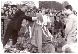 1967 - 3 scopertura busto in bronzo